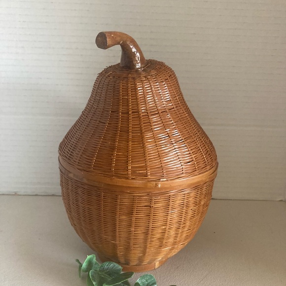 Vintage pear-shaped basket with lid made in peoples Republic of China - Picture 2 of 10